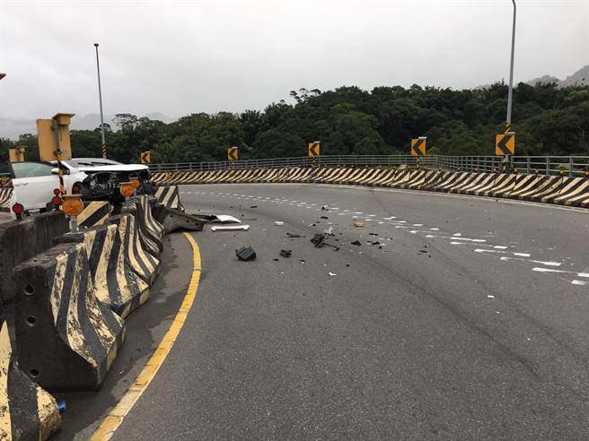 21岁郑姓男子21日下午4时许，开车行经新北市新店区安一路弯道、往三峡方向，郑男疑因精神恍惚自撞分隔岛，车头严重损毁。（翻摄照片）