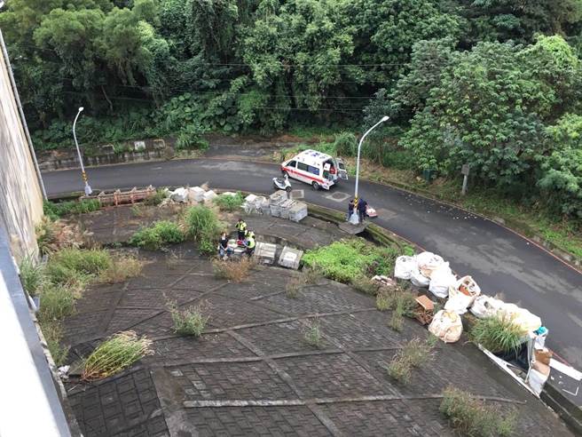 郑男下车后又跃过护栏自行走下约10公尺的边坡。（翻摄照片）