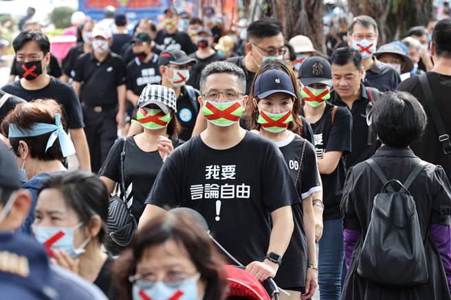 旺旺集团员工参加秋斗游行。（图／陈信翰摄）