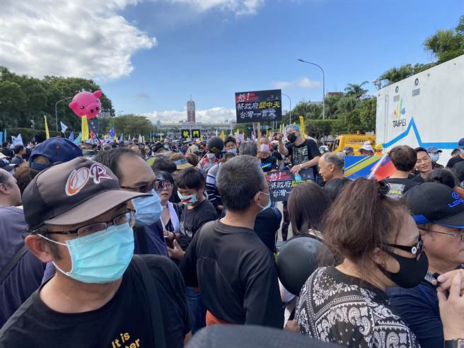 秋斗游行今登场，主办单位宣布，现场已超过6万人。（图／林金池摄）