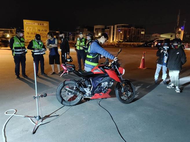 台中市环保局加强取缔改装车辆发出噪音情况，明年更将祭出声音照相方式。(环保局提供／林欣仪台中传真)