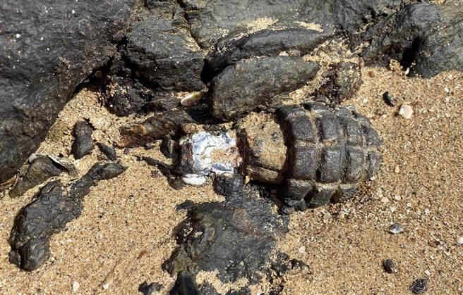 曾是海防第一线的小金门「将军堡」右侧岸际，今天有游客１枚外型像「手榴弹」的未爆弹。（民眾提供）