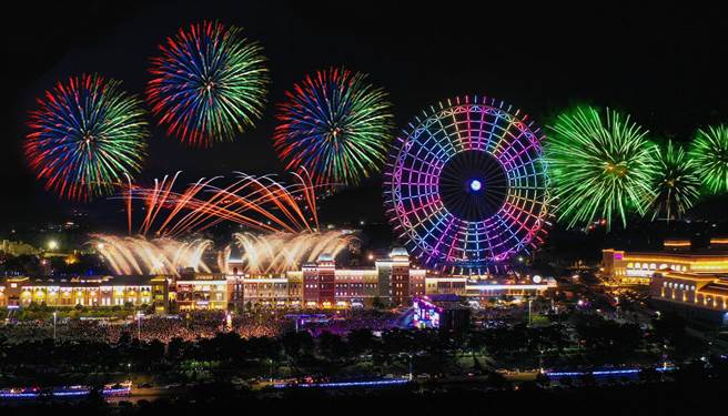 丽宝跨年连办两天，将施放近6000发烟火，两场共计十分钟长度、三大主题。（丽宝乐园渡假区提供／陈淑娥台中传真）