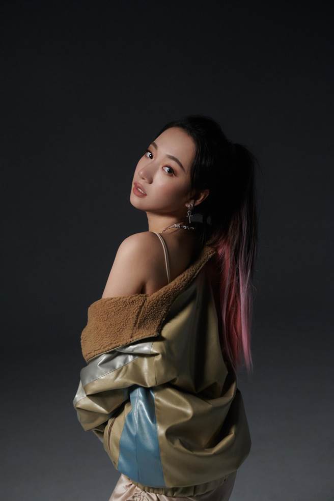 丽宝跨年演唱会将邀请有美腿的「乡民老婆」吴卓源，与闺密陈芳语，带来独家联手演出。（中天电视提供／陈淑娥台中传真）