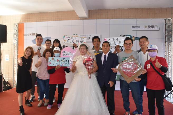 育田基金会协助花莲2位阿嬷，穿着婚纱，分别和陪伴自己一辈子的「牵手」，牵手走向红毯，一圆年轻时无法实现的婚礼梦。（育田基金会提供／罗亦晽花莲传真）