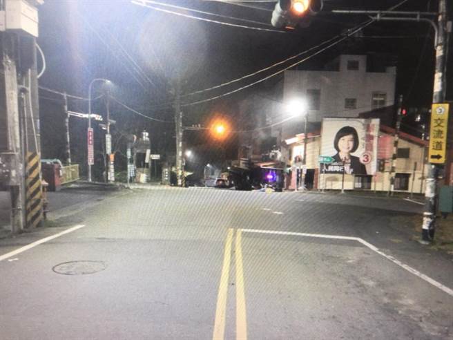 周男路倒遭两车辗毙，第一台车詹姓驾驶调头发现报案。（读者提供／庄曜聪台南传真）