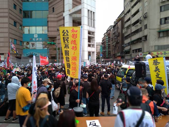 游行第三第大队也抵民进党部前，群眾高喊：捍卫新闻自由、蔡英文下台。(图/中时新闻网)