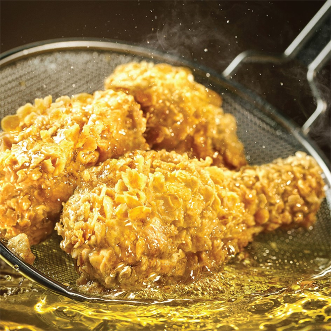 身分证有这2字快抢！连锁炸鸡品牌「bb.q CHICKEN」11月23日至12月14日，只要身分证有「7与9」可享「鸡啤套餐」79折优惠，每店每日限79组，售完为止。(图/摘自bb.q CHICKEN脸书)