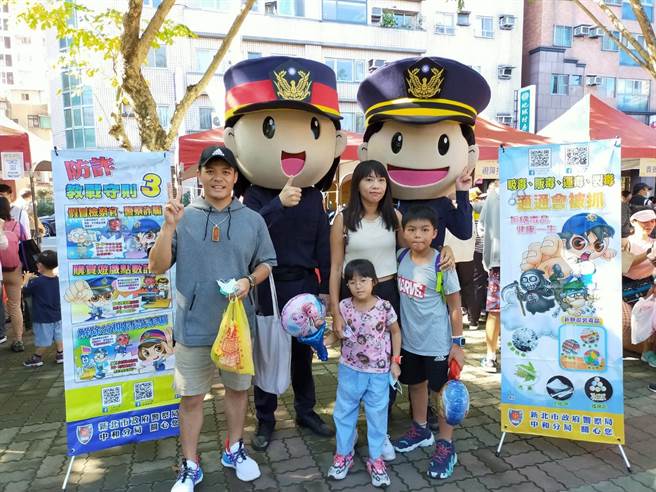 新北市中和警分局在場設攤出動可愛警察大頭娃娃宣導，提升民眾預防犯罪觀念。（中和警分局提供）