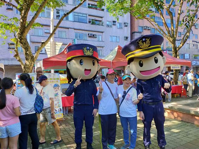 新北市中和警分局在場設攤出動可愛警察大頭娃娃宣導，提升民眾預防犯罪觀念。（中和警分局提供）