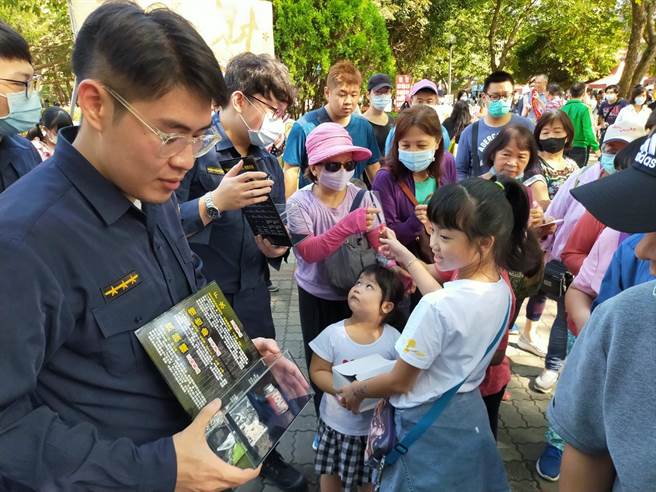 新北市中和警分局在場設攤出動可愛警察大頭娃娃宣導，提升民眾預防犯罪觀念。（中和警分局提供）
