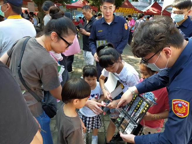 新北市中和警分局在場設攤出動可愛警察大頭娃娃宣導，提升民眾預防犯罪觀念。（中和警分局提供）