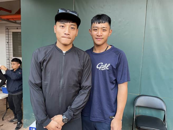 中信兄弟投手吴俊伟（左）到场观看弟弟池恩齐比赛。（毛琬婷摄）