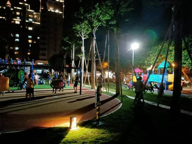 交通局目前决议将既有照明设备调整角度，集中照亮公园游戏区，避免民眾视线不清，导致摔伤意外发生。（翻摄照片／黄婉婷桃园传真）