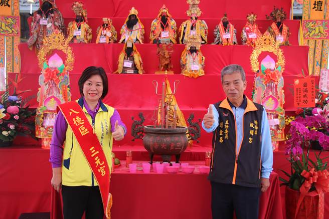 桃园三界爷文化祭22日举行令旗交接仪式，由今年主办方杨梅启明宫主委锺金昌（右），传给八德三元宫主委吕林小凤（左）。2人身后为桃园各地三界爷同堂相聚。（黄婉婷摄）