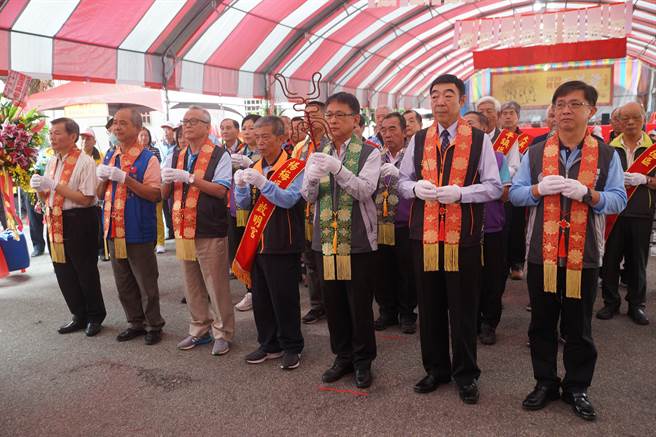客家局代理局长戴兴达与眾贵宾一同祈福。（黄婉婷摄）