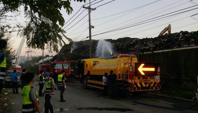 消防局水车、云梯车及环保局水车都出动，加入垃圾场灭火大战。（南投县环保局提供／廖志晃南投传真）