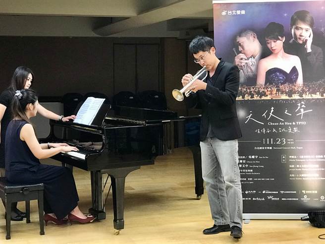 小号演奏家侯传安（右），克服天生嘴型咬合不利演奏管乐的状态，去年是柴可夫斯基音乐大赛唯一入围准决赛的亚洲小号手。（台北爱乐文教基金会提供）