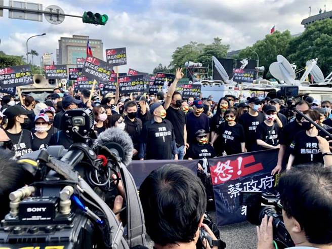 队伍的最前面是旺旺集团创办人蔡衍明董事长。(中天新闻台提供)