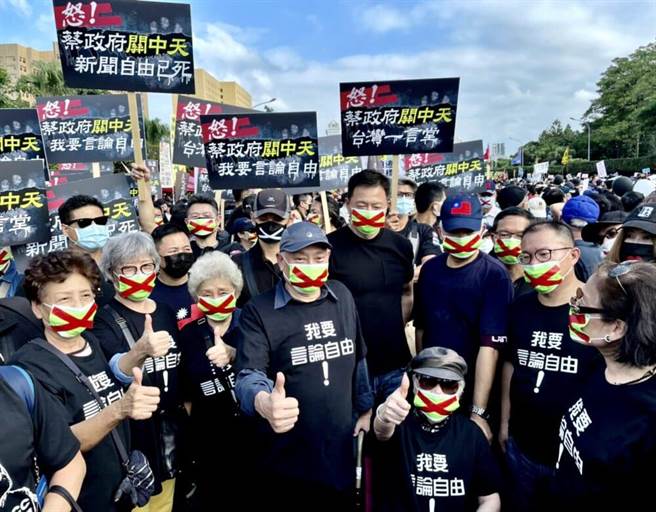 联合报发行人王效兰女士也坐着轮椅全程走完，全程力挺中天，捍卫言论自由。(中天新闻台提供)