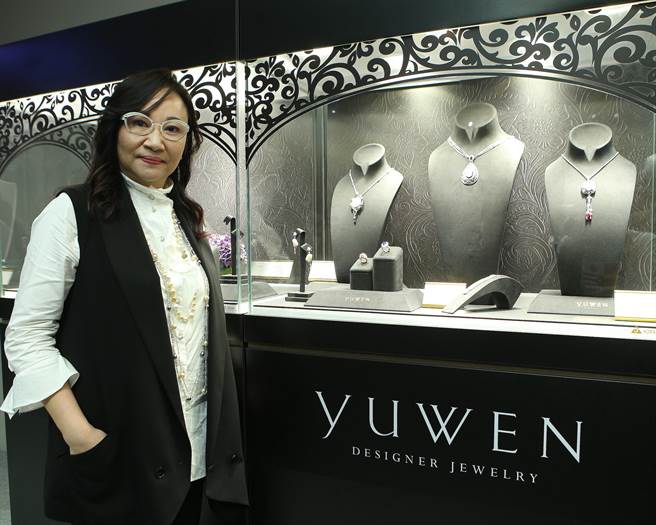 珠宝设计师曾郁雯认为，人生也像钻石，从高温高压的淬炼开始，割舍之后留下完美比例，再经过打磨才能发光发亮。(陈怡诚摄)