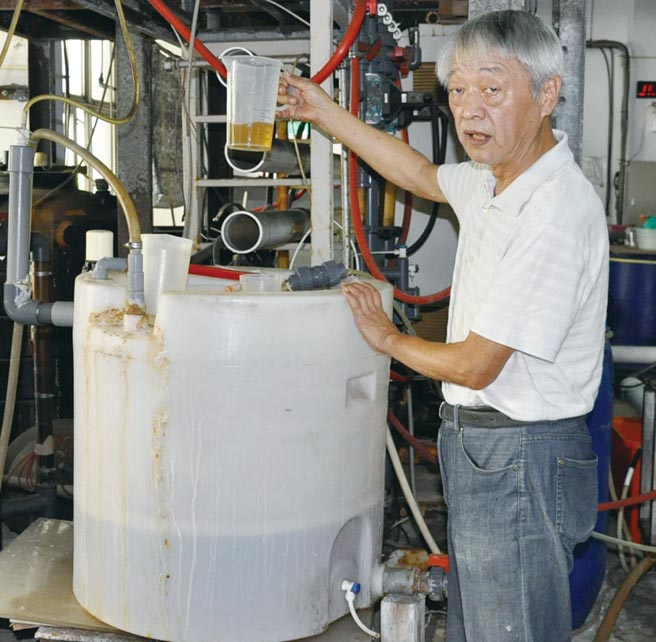 新世生技总裁郭兴中自行研发「郭氏封闭高密度水产养殖系统」，通过行政院农委会产销履歷验证，运用圆型平板超滤膜组，将助推提升国内生医农技健康发展。图／严强国