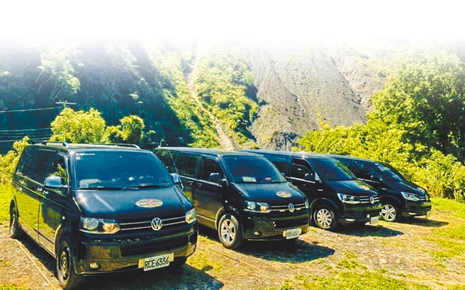 9人座休旅车包车旅游，在国内已相当盛行，车队游尖石秀峦，集体停车让游客欣赏山壁上的「小台湾」。（罗浚滨摄）