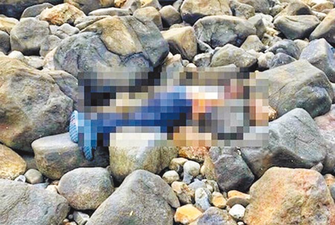 澎湖65岁才姓男子莫名陈尸沙滩石堆，初步研判是外穿夹克遭风浪冲打反折缠绕双手。（民眾提供／陈可文澎湖传真）