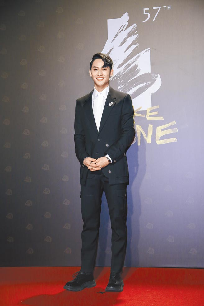 范少勋穿Alexander McQueen双排扣西装搭配宝格丽珠宝，潮味十足的耳环，不失青春活力。