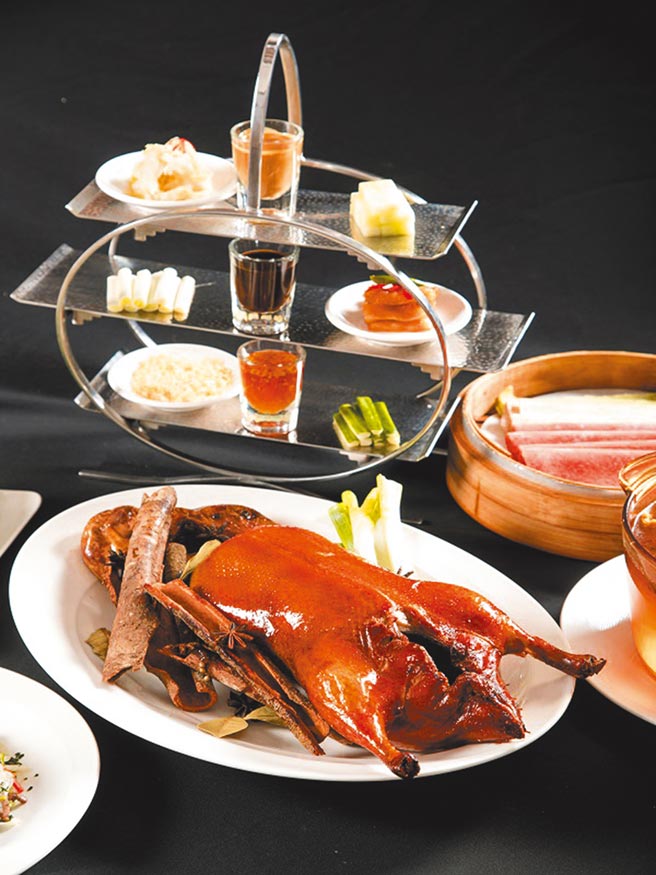 台北六福萬怡酒店粵亮廣式料理餐廳之招牌料理「靚皮烤鴨」。（六福旅遊集團提供）