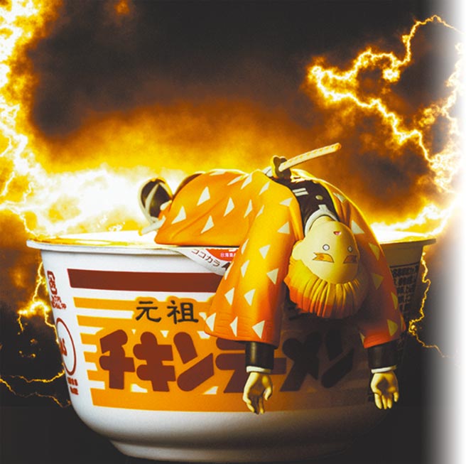 日清食品与《鬼灭之刃》联名玩得彻底，赠品公仔设计令人不禁莞尔。（摘自日清食品官网）