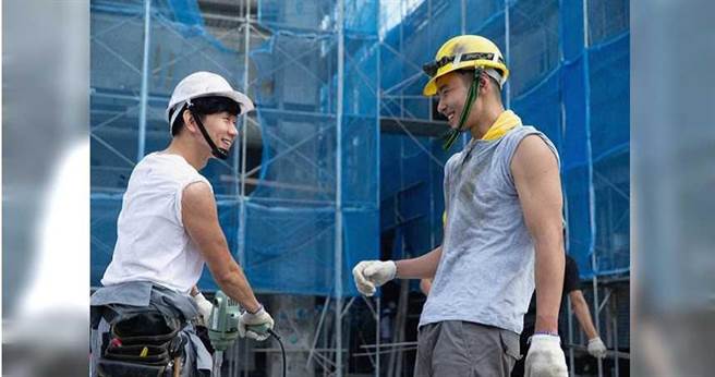 林俊杰在MV〈交换余生〉和阮经天一同饰演工人，他更真枪实弹体验搬钢筋、搅拌混拟土等工事，大做体力活。（图／华纳音乐提供）