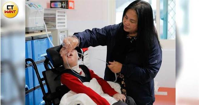 小腦症患者盼盼（化名），他的媽媽是名愛滋病患者，生下盼盼後因案入獄服刑，楊姐把他當心頭肉疼惜，兩人相伴10年。（圖／黃耀徵攝）
