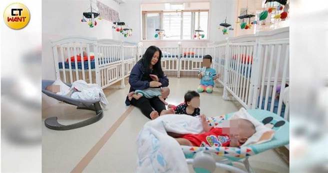 關愛之家的孩子們圍繞著楊姐，親密地喊她咪咪（媽咪），孩子們的童稚笑容，就是讓楊姊堅持下去的動力。（圖／楊婕妤提供）