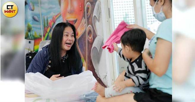 楊姐的無私大愛讓她在2006年拿下厚生基金會第16屆「醫療奉獻獎」，她也是首位非醫療人士獲得此一獎項。（圖／黃耀徵攝）