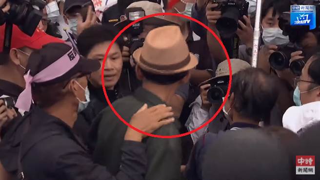 「抗议天王」柯赐海（红圈处）也出现在秋斗现场，与民眾发生衝突。