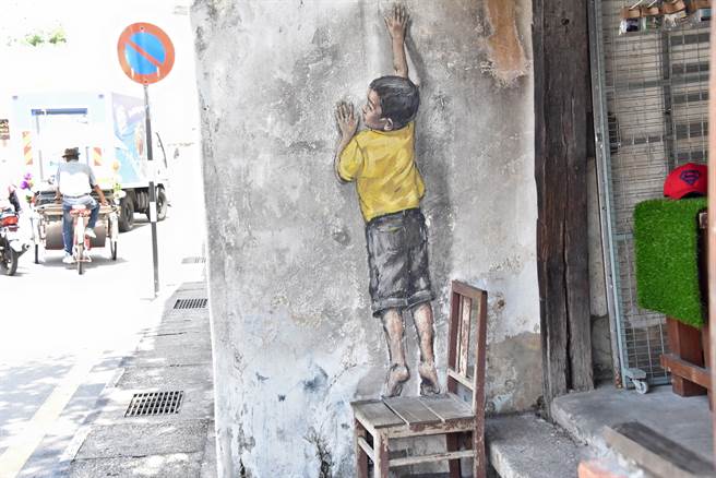 作家李伟文从汤姆歷险记中，体悟出让心灵自由的人生真谛。(图/取自李伟文脸书、摄自大马槟城华人老街彩绘)