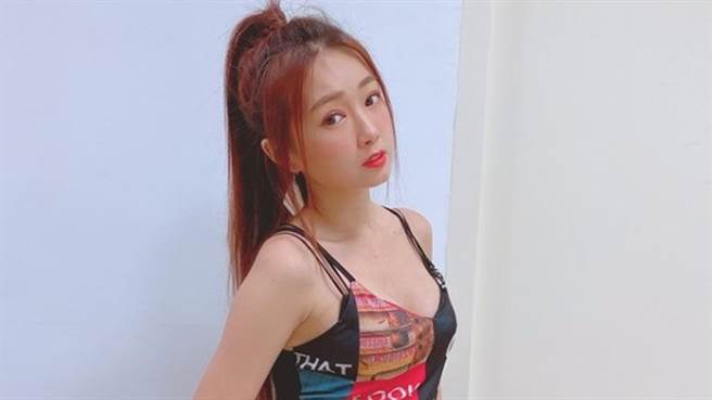 ㄚ头婚礼穿搭被讚尊重新娘。（图／IG@ ava112411）