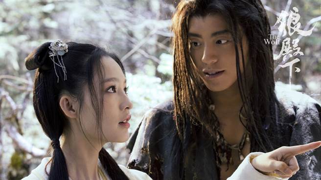 王大陆和李沁的吻戏又登上热搜。（图／微博@电视剧狼殿下）