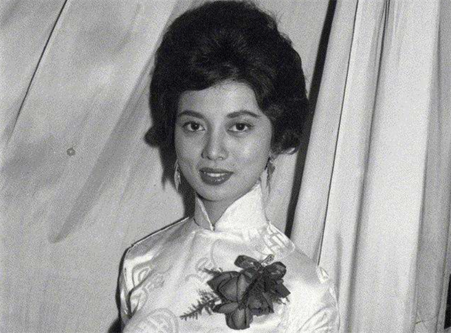 陈淑芳阿嬷63年前的旗袍照气质高雅。(图/翻摄自微博)