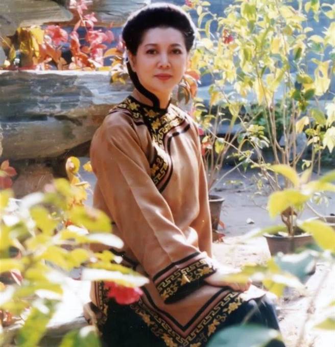 国民阿嬷变得更温柔贤淑。(图/翻摄照片)