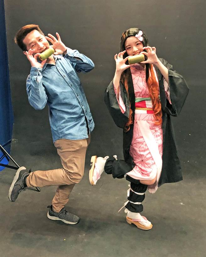 「鬼灭」风吹进大学校园，台北城市科大数媒系主任赖泓锠（左）与学生陈毓臻（右）拿着烘焙学程制作的竹子麵包，大玩cosplay，让课程不再死板板。（台北城市科大提供／林志成台北传真）