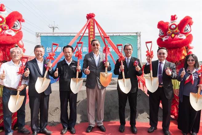 台泥董事長張安平（中）23日與台鹽董事長陳啟昱（左二）、嘉義縣長翁章梁（左三）、台泥總經理李鐘培（右三）共同舉行「台泥嘉謙綠能嘉義漁電共生案」的動土典禮。圖／台泥提供