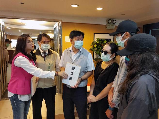 台南市议员林燕祝公开举发某国小曾姓导师涉嫌长期凌虐弱势学生，还带着曾受害的学生及家长向市长黄伟哲、教育局长郑新辉陈情。（洪荣志摄）