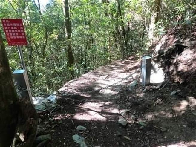 務局南投林管處表示，已在易有越野機車的出入口，設置鐵鍊並張貼告示牌，違法進入者開罰6千元。（民眾提供／黃立杰南投傳真）