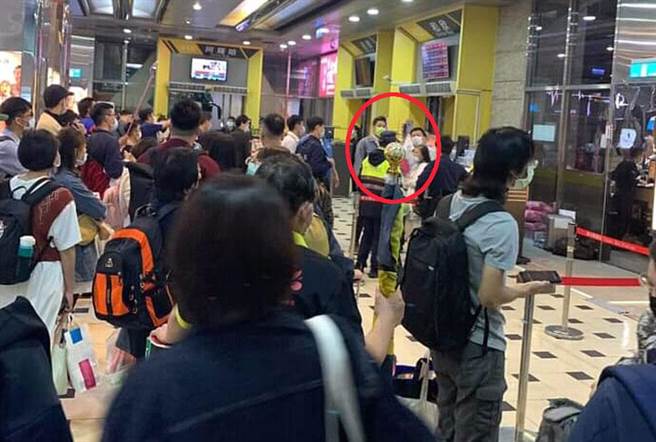 全国知名检举魔人「台南苏大妈」，昨现身台北转运站，飙骂客运公司人员，又被警察带走法办。（照片截自：脸书社团（照片截自脸书社团《920公社》）
