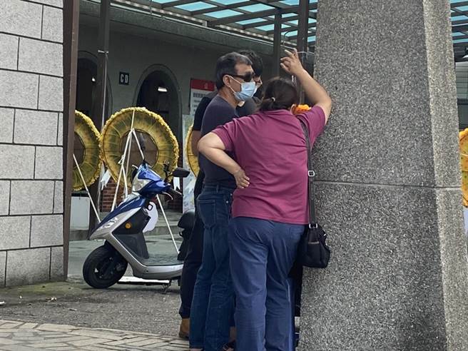 Mother Huang sat in a corner and couldn't make a sound.  Father Huang endured the pain and comforted his family, but declined to be interviewed, saying only that the military would handle it.  (Photo by Luo Yitong)