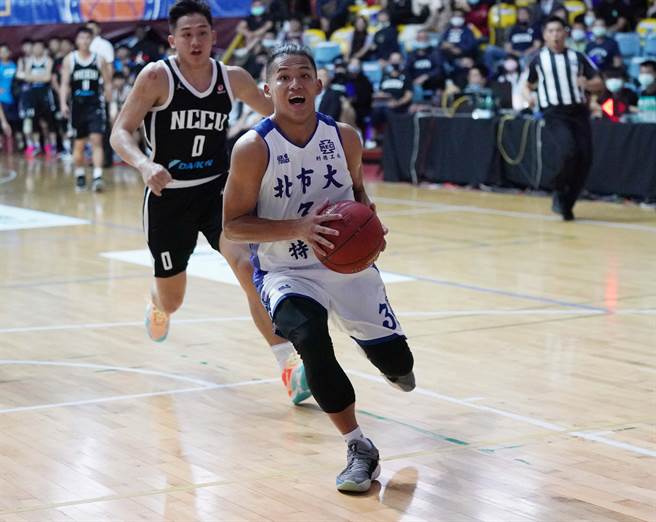 北市大王洪豪（前）攻下16分，助队力克政治大学。（大专体总提供）