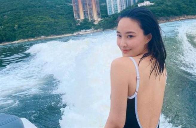 香港女星陳瀅發出自己前往滑水的辣照，大秀光滑的美背。（圖／IG@missjni）
