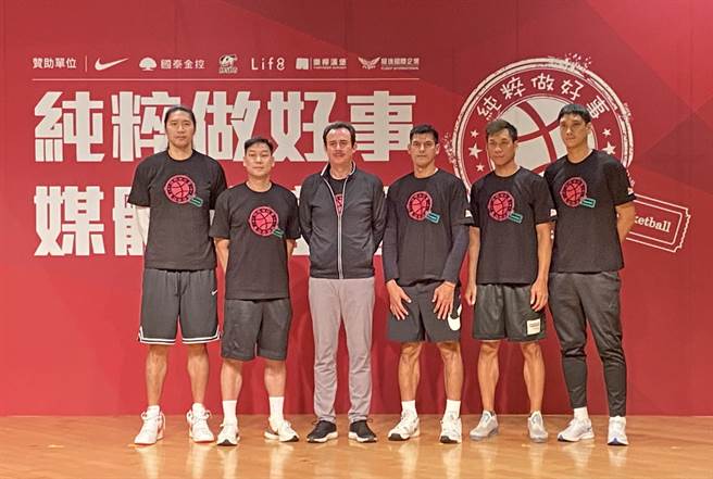 (左至右)曾文鼎、陈世念、郑志龙、杨敬敏、林志杰、田垒等球星宣告纯粹做好事迈入第2阶段。(黄及人摄)